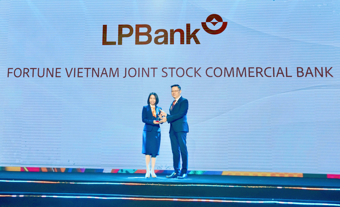 Bà Nguyễn Hồng Nhung, Giám đốc Khối Quản lý Nguồn Nhân lực đại diện LPBank nhận giải thưởng Nơi làm việc tốt nhất châu Á 2024