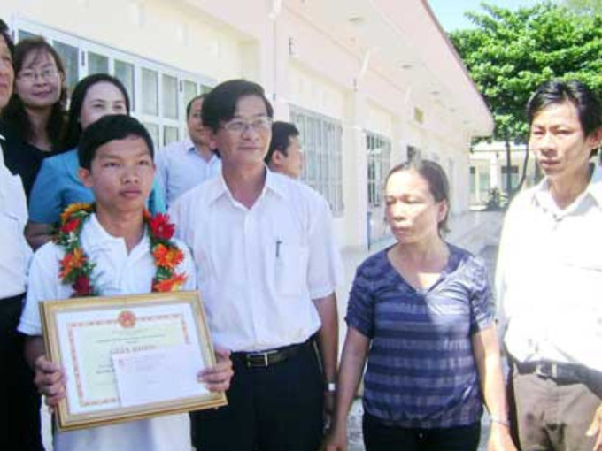 Lãnh đạo Sở Giáo dục và Đào tạo tỉnh Phú Yên, các thầy cô của Trường THPT Lê Hồng Phong đón Võ Văn Huy trở về sau khi đoạt Huy chương Đồng cuộc thi Olympic Toán Quốc tế. Ảnh: Trường THPT Lê Hồng Phong