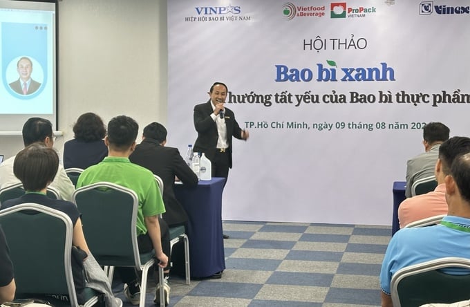 Ông Nguyễn Viết Hồng, Tổng giám đốc, Công ty Cổ phần Phát triển Khoa học Công nghệ Vi Na chia sẻ công nghệ chống làm giả bao bì sản phẩm. Ảnh: T.H