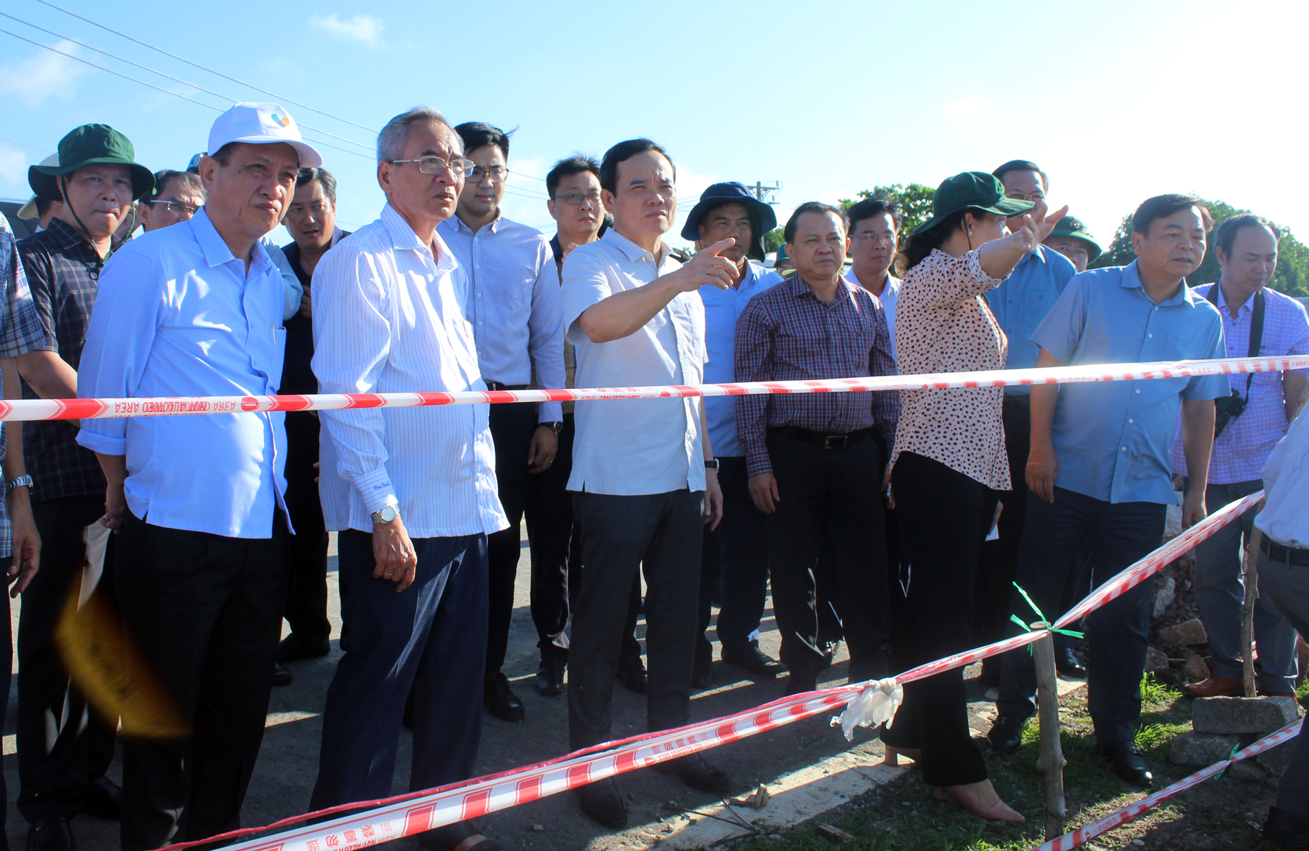 Phó thủ tướng Trần Lưu Quang cùng đoàn công tác khảo sát tình hình sạt lở đê biển Đông tại xã Vĩnh Trạch Đông, TP Bạc Liêu, sáng 11/8. Ảnh: An Minh/VnExpress