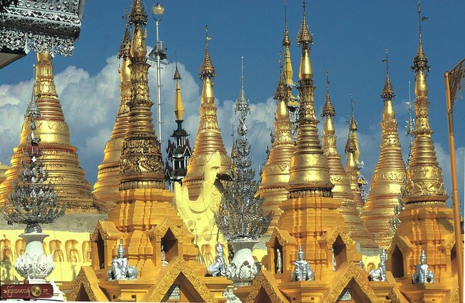 Du khách đến thăm chùa Shwedagon vào bất kỳ thời điểm nào trong ngày đều sẽ bị choáng ngợp bởi vẻ đẹp huy hoàng, tráng lệ. Ảnh: Internet