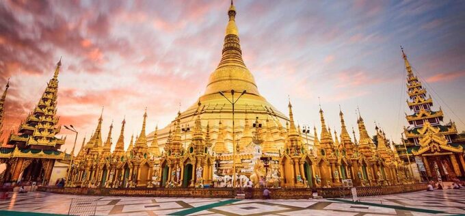 Chùa Shwedagon sở hữu tháp chính cao gần 110m, nổi bật giữa hàng nghìn bảo tháp lớn nhỏ xung quanh tạo nên một khung cảnh hùng vĩ. Ảnh: Internet