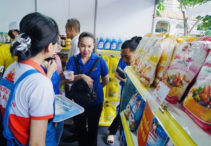 Người tiêu dùng mua sắm tại chương trình “Bán hàng lưu động - Bình ổn thị trường” ngày 6/8/2024.