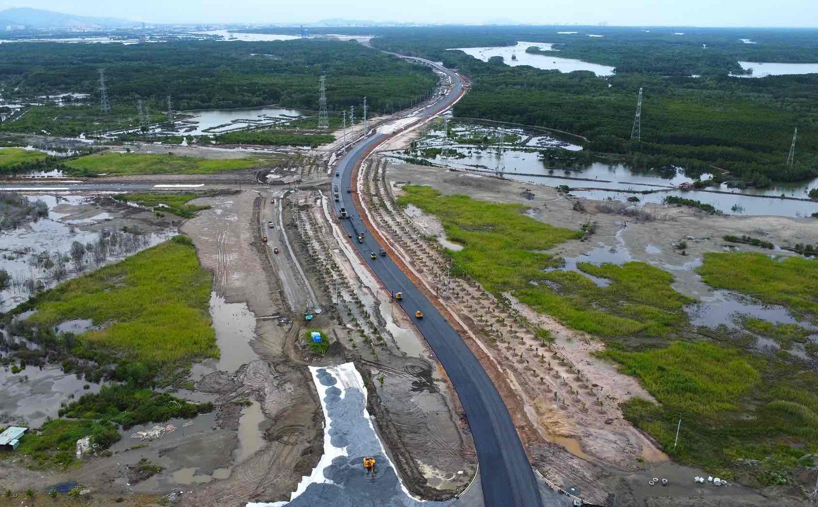 Tuyến đường dài 5,8km này đã cơ bản hoàn thành, chỉ còn một số hạng mục nhỏ như thảm nhựa và lắp đặt đèn đường đang được hoàn thiện. Ảnh: Báo Lao động