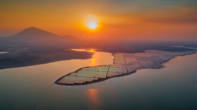 Ngoài giá trị thuỷ lợi, 270km2 mặt nước của hồ Dầu Tiếng còn mang lại hàng nghìn tấn tôm cá mỗi năm (Ảnh: Internet)