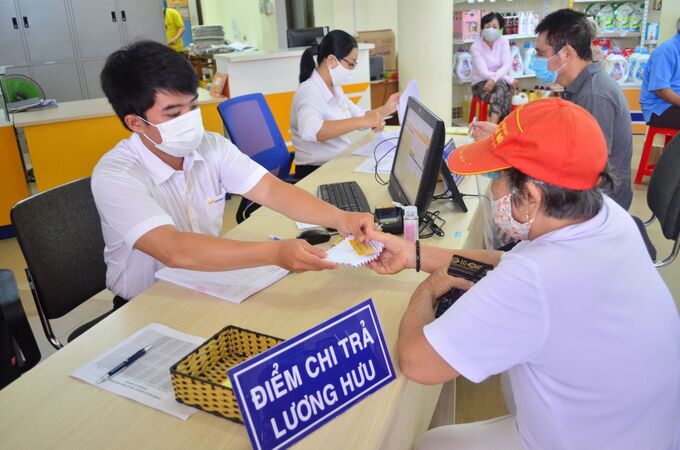 Người dân lãnh lương hưu bằng tiền mặt. Ảnh minh hoạ