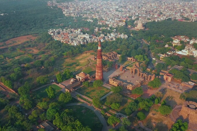 Với chiều cao khoảng 73m (tương đương với một tòa nhà 20 tầng), Qutub Minar là tháp đá cao nhất ở Ấn Độ (Ảnh: Ungraded.video)