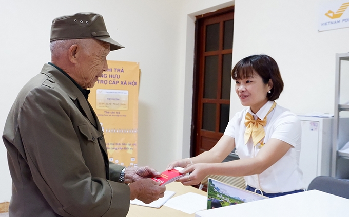 Việc tăng lương cơ sở đem lại lợi ích cho người lao động, đặc biệt có lợi cho người hưởng lương hưu. Ảnh minh họa