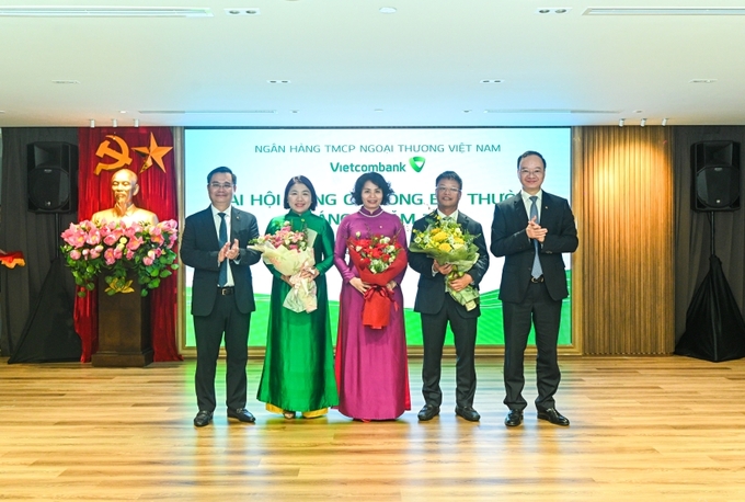 Ông Nguyễn Thanh Tùng, Chủ tịch HĐQT Vietcombank (ngoài cùng bên trái) và Lê Quang Vinh, Phó Tổng Giám đốc phụ trách Ban điều hành (ngoài cùng bên phải) tặng hoa chúc mừng bà Đinh Thị Thái, bà Trương Thị Diệu Quế và ông Trịnh Ngọc An được Đại hội bầu làm Thành viên BKS Vietcombank nhiệm kỳ 2023 - 2028.