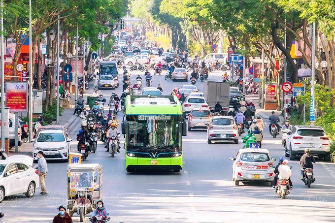 Đến năm 2050, Hà Nội sẽ sử dụng toàn bộ xe buýt và taxi chạy bằng điện hoặc năng lượng xanh. Ảnh: Báo ảnh Việt Nam