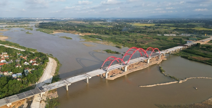 Cầu Trà Khúc 3 đã thành hình đẹp mắt. Ảnh: Phạm Linh