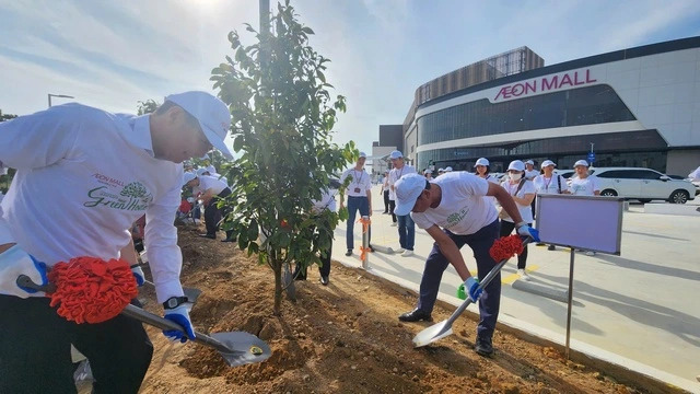 Chương trình trồng cây tại Aeon Mall Huế. Ảnh: Bùi Ngọc Long