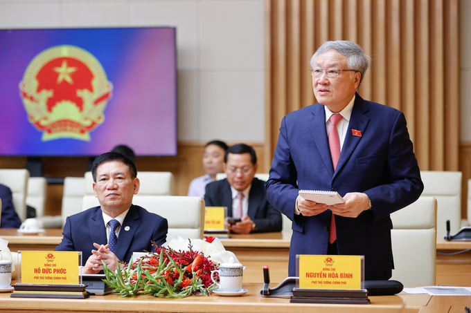 Thay mặt Chính phủ, Thủ tướng Phạm Minh Chính chúc mừng đồng chí Trần Lưu Quang được Bộ Chính trị tin tưởng, điều động, phân công giữ chức Trưởng Ban Kinh tế Trung ương - Ảnh: VGP/Nhật Bắc