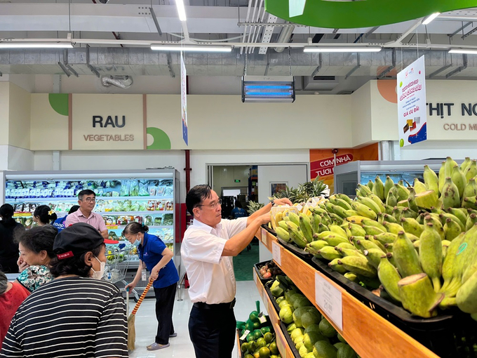 Ông Nguyễn Ngọc Thắng, Phó Tổng Giám đốc Saigon Co.op, kiểm tra công tác kinh doanh ngày mở cửa bán hàng.