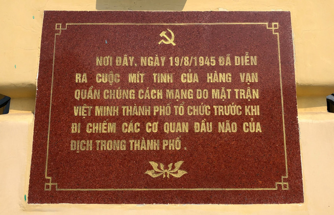 Bia kỷ niệm trước Nhà hát Lớn. Ảnh: PV