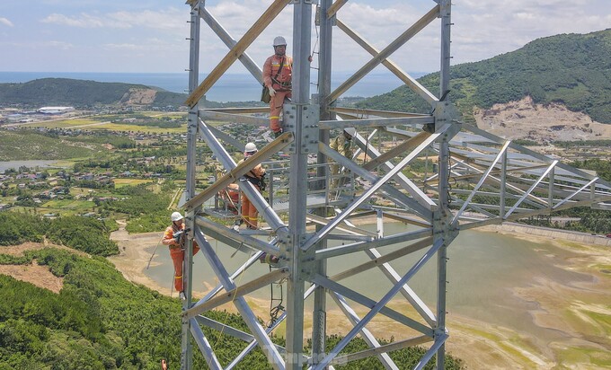 Đường dây 500kV mạch 3 Quảng Trạch - Phố Nối là một dự án quy mô lớn, bao gồm khối lượng công việc khổng lồ. Ảnh: Internet