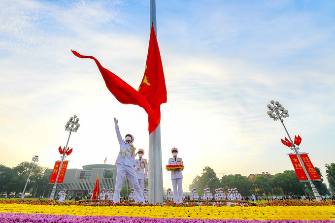 Quốc kỳ tung bay trong nắng Ba Đình. Ảnh: Báo QĐND