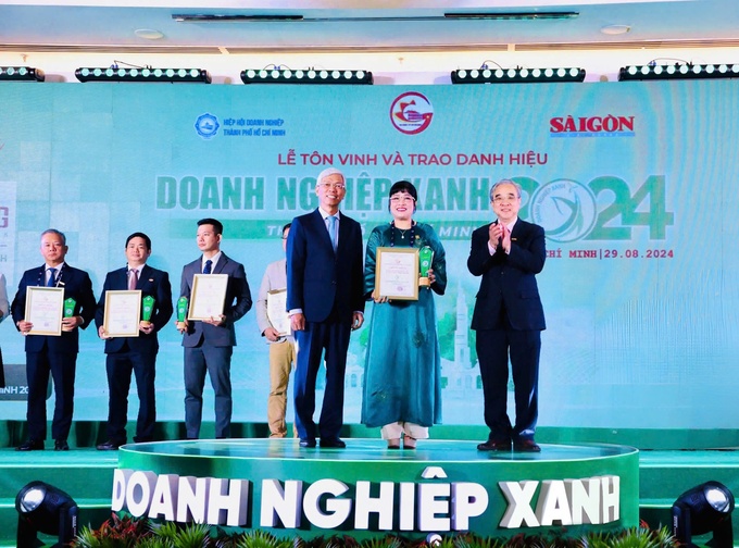 CEO Lưu Thị Thanh Mẫu (giữa) đại diện Phuc Khang Corporation nhận danh hiệu “Doanh nghiệp xanh TP.HCM năm 2024”