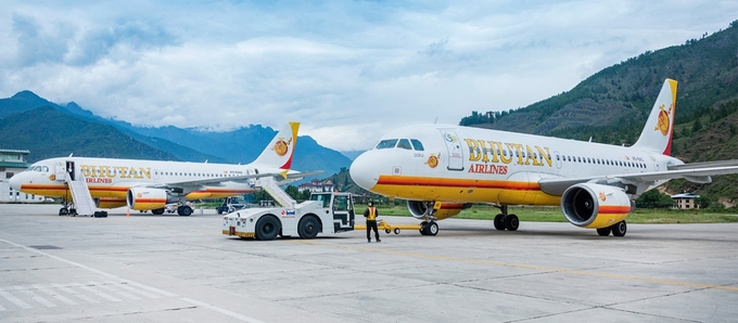 Giá vé khứ hồi TP. HCM - Paro (Bhutan) là 1.050USD cho hạng thương gia và 900USD cho hạng phổ thông. Ảnh: Bhutan Airlines