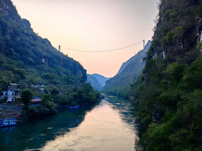 Cầu Huajiang Grand Canyon được xây dựng ngay trên hẻm núi lớn của sông Huajiang, nơi được mệnh danh là 