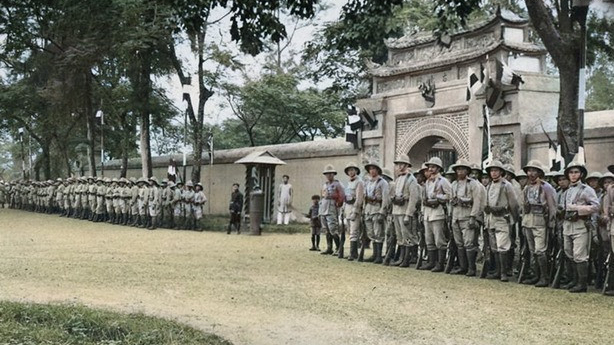 Lính đứng trước Hành cung, chuẩn bị đón vua Bảo Đại năm 1932. Ảnh tư liệu