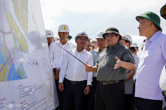 Thủ tướng Phạm Minh Chính và Phó thủ tướng Nguyễn Hoà Bình kiểm tra dự án cảng Liên Chiểu, sáng 1/9. Ảnh: Báo VnExpress