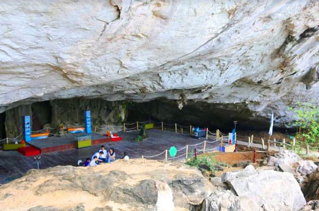 Hang Tiên Ông có cửa hang dạng vòm rộng, với không gian