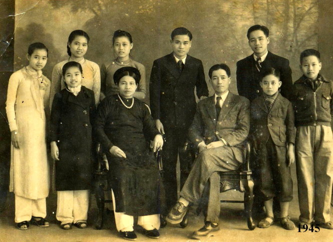 Gia đình giáo sư Dương Quảng Hàm (ảnh chụp dịp Tết Ất Dậu 1945). Ảnh: Tư liệu gia đình