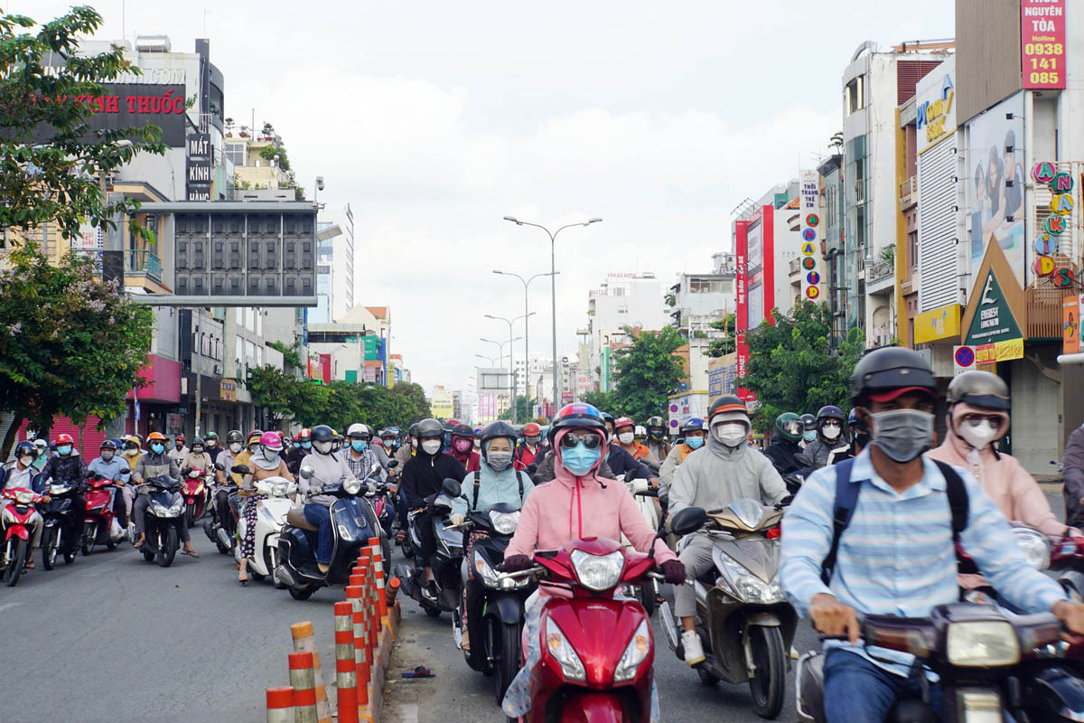 Người đi xe máy cần tuân thủ tốc độ tối đa cho phép (Hình minh họa/Tạp chí Giao thông)