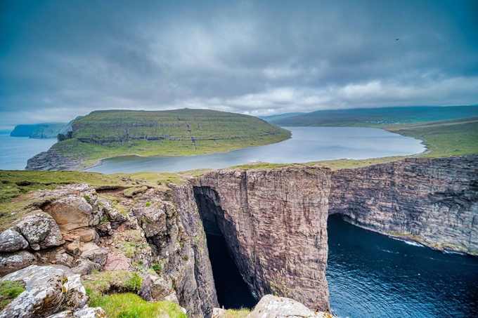 Leitisvatn là hồ nước ngọt lớn nhất của quần đảo Faroe, tạo nên cảnh quan kỳ vĩ thu hút đông đảo du khách. Ảnh: Locationscout