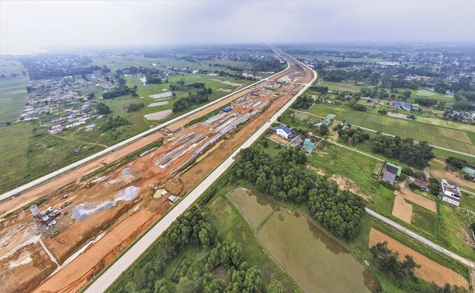 Đại lộ Vinh - Cửa Lò dài 10,8 km, đi qua các xã Nghi Phú, Nghi Đức, Nghi Ân (TP Vinh), Nghi Phong, Nghi Xuân, Nghi Thạch (huyện Nghi Lộc) và các phường Nghi Hòa, Nghi Hương (thị xã Cửa Lò).