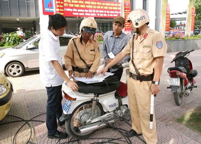 Mức phạt đối với hành vi cản trở người thi hành công vụ được quy định tại Nghị định số 144/2021/NÐ-CP, Bộ luật Hình sự 2015. (Ảnh minh hoạ)