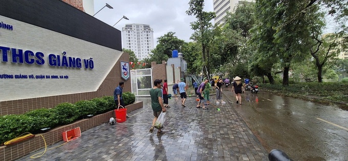 Người dân trong các tuyến phố cùng nhau chủ động dọn vệ sinh các tuyến đường chung - Ảnh: VGP/Đỗ Hương