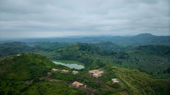 Quang cảnh khách sạn Kibale Lodge nhìn ra dãy núi Rwenzori của Uganda. Ảnh: Volcanoes Safaris