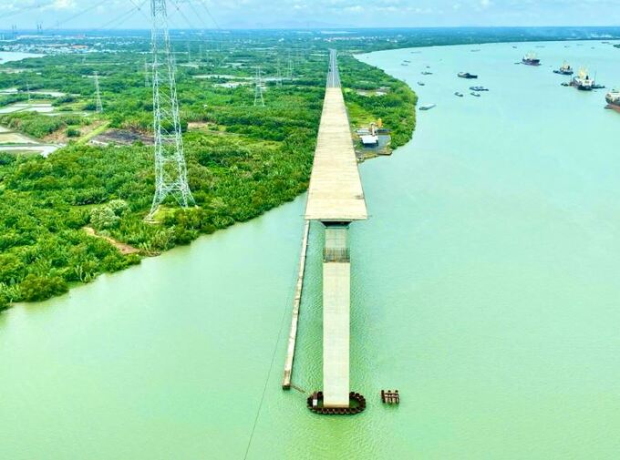 Cầu Bình Khánh là cây cầu vượt sông lớn nhất trên tuyến cao tốc Bến Lức - Long Thành. Ảnh: Báo Lao Động