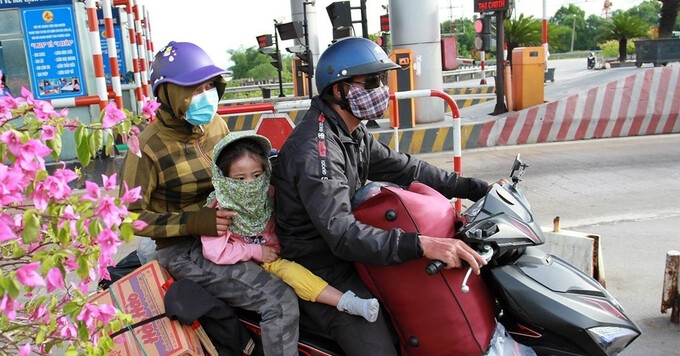 Theo luật mới, hiệu lực từ 1/1/2025, người điều khiển xe máy được chở tối đa hai người với trường hợp trẻ dưới 12 tuổi. Ảnh minh hoạ
