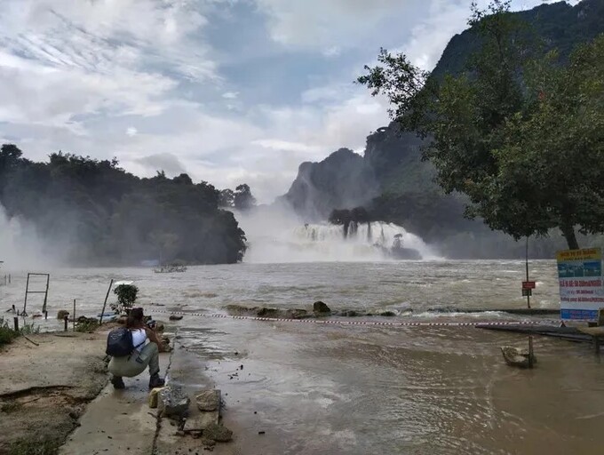 Ban quản lý giăng dây tại thác Bản Giốc để cảnh báo an toàn cho du khách. Ảnh: BQL Khu du lịch thác Bản Giốc