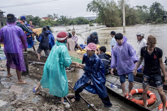 Mưa bão không chỉ làm ô nhiễm môi trường mà còn tạo điều kiện thuận lợi cho vi sinh vật phát triển. Ảnh minh hoạ