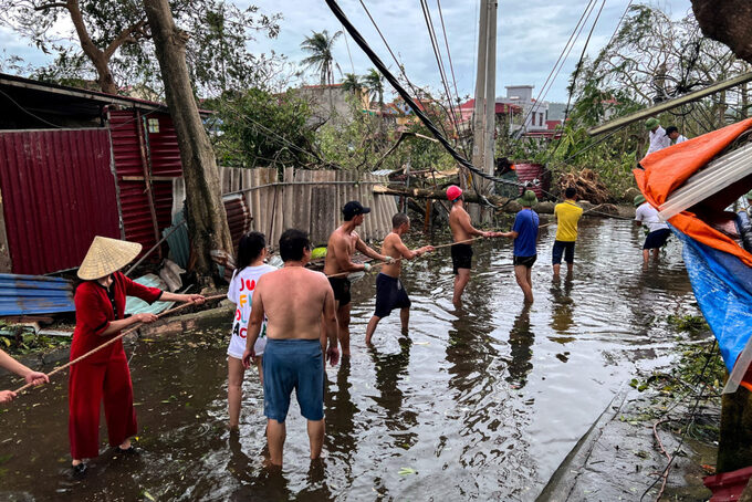 Sau mưa bão, điều kiện vệ sinh thường trở nên kém hơn, môi trường bị ô nhiễm, thiếu nước sạch. Ảnh minh hoạ