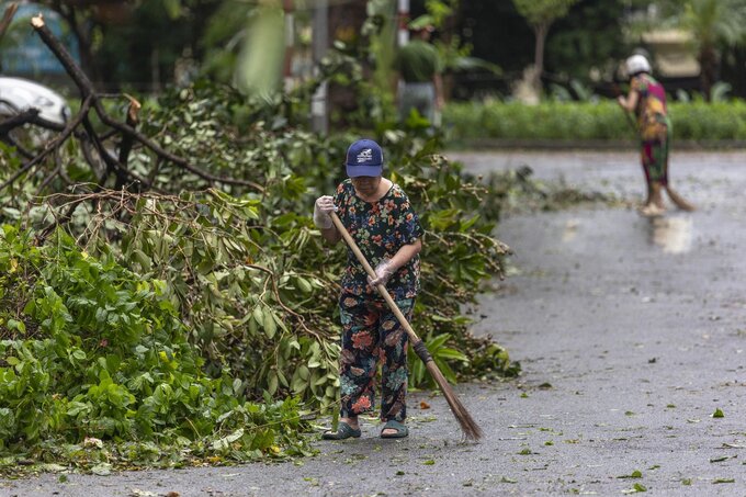 Người dân dọn dẹp tuyến phố tại Hà Nội sau siêu bão (Ảnh: Tuấn Minh)