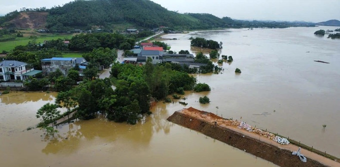 Một đoạn đê sông Lô qua xã Quyết Thắng, huyện Sơn Dương, tỉnh Tuyên Quang dài khoảng hơn 10m đã bị vỡ. Ảnh: Báo Nhân Dân