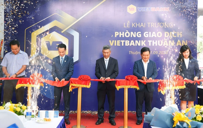 Từ bên trái sang: Ông Nguyễn Thanh Sơn, Phó Chủ tịch UBND TP. Thuận An; Ông Hoàng Minh Anh, Giám đốc PGD Vietbank; Ông Võ Thành Phong, Giám đốc Ngân hàng Nhà nước tỉnh Bình Dương; Ông Dương Nhất Nguyên, Chủ tịch HĐQT Vietbank; Bà Trần Tuấn Anh, Tổng Giám đốc Vietbank.