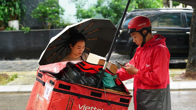 Viettel Post đảm nhiệm toàn bộ việc vận chuyển và trao tặng trực tiếp nhu yếu phẩm đến các tỉnh trong vùng bão lũ.