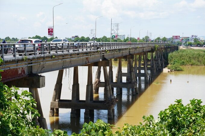 Hàng ngày người dân vẫn phải di chuyển qua cây cầu này trong tình trạng nơm nớp lo sợ. Ảnh: Báo Lao Động