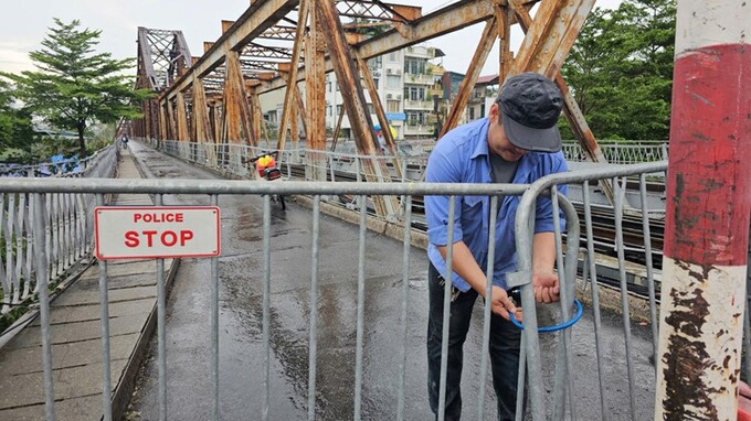 Cầu Long Biên dỡ bỏ lệnh cấm để người dân thuận tiện di chuyển. Ảnh: Sưu tầm