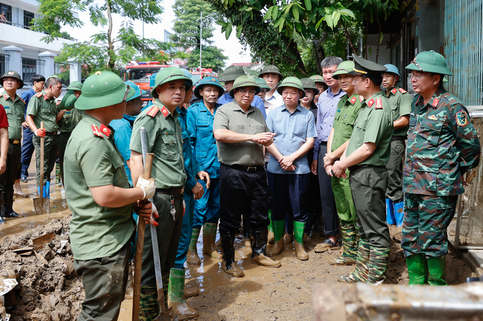 Thủ tướng thăm hỏi, động viên các lực lượng giúp đỡ người dân khắc phục hậu quả thiên tai.