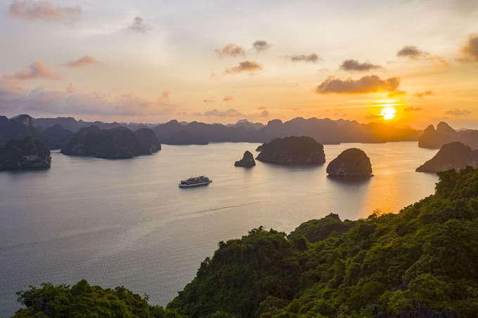 Vịnh Hạ Long đẹp say lòng người - Ảnh: heritagecruises