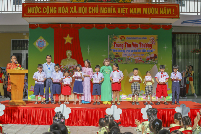 Học sinh trường Ngô Mây tổ chức “Trung thu lan tỏa yêu thương” góp tiền ủng hộ phía Bắc (Ảnh: Thế Sơn)