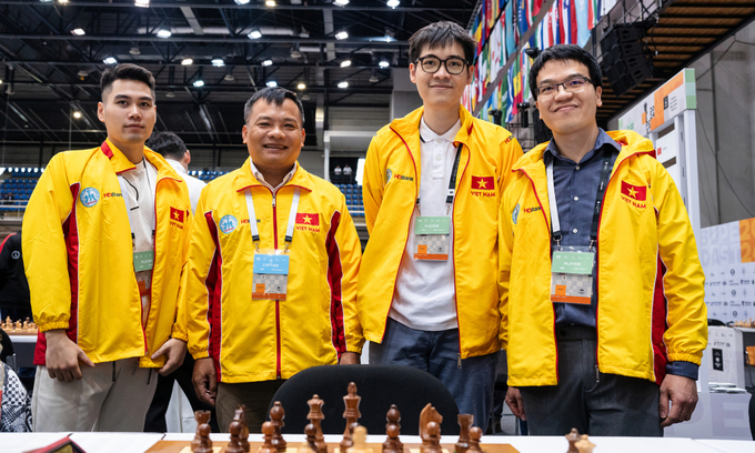 Trần Tuấn Minh, Bùi Vinh, Lê Tuấn Minh và Lê Quang Liêm (từ trái sang) trước vòng năm Olympiad cờ vua ở Budapest, Hungary ngày 15/9/2024. Ảnh: FIDE