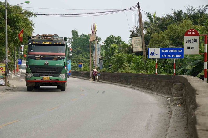 Đoạn đường này có nhiều điểm đặt biển cảnh báo dễ xảy ra tai nạn. Ảnh: Hữu Chánh